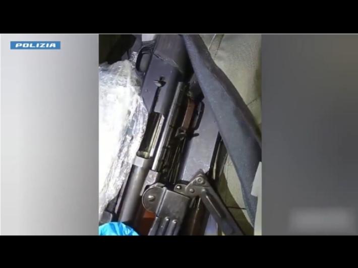 Un arsenale e 12 chilogrammi di droga in casa, arrestato a Torino