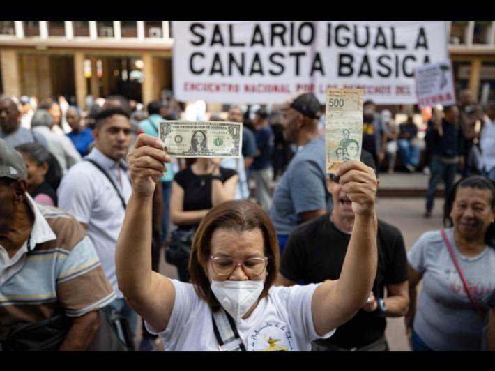 Protesta a Caracas per chiedere di aumentare salario minimo e pensioni