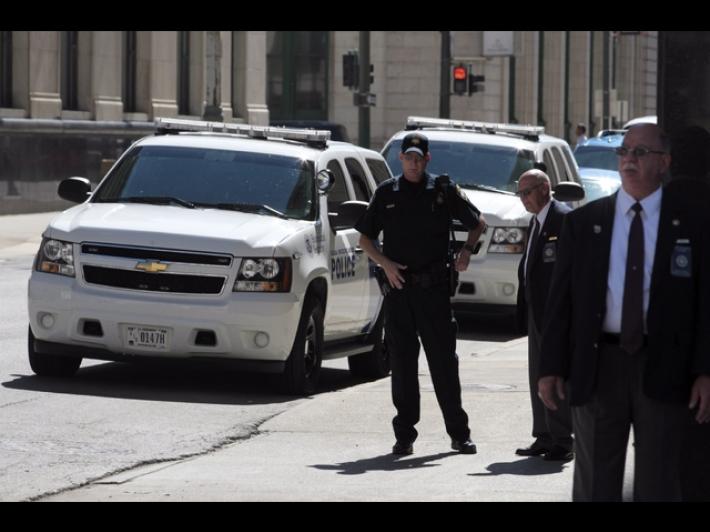 Sparatoria in una sinagoga in Michigan, auto contro il complesso