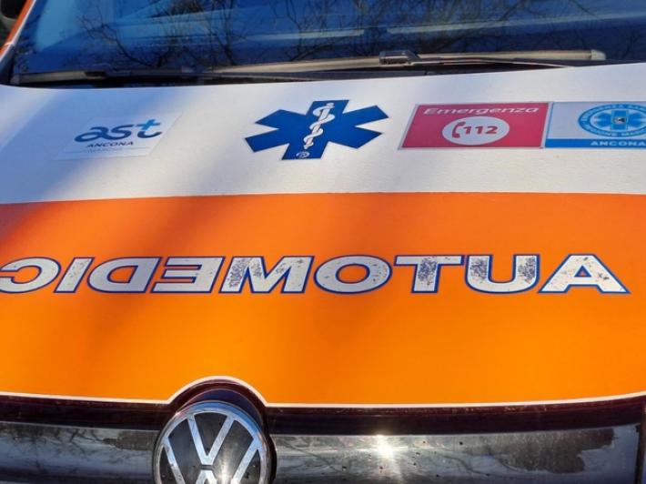 Scontro tra auto e mezzo pulizia strade, morto un uomo nel Torinese