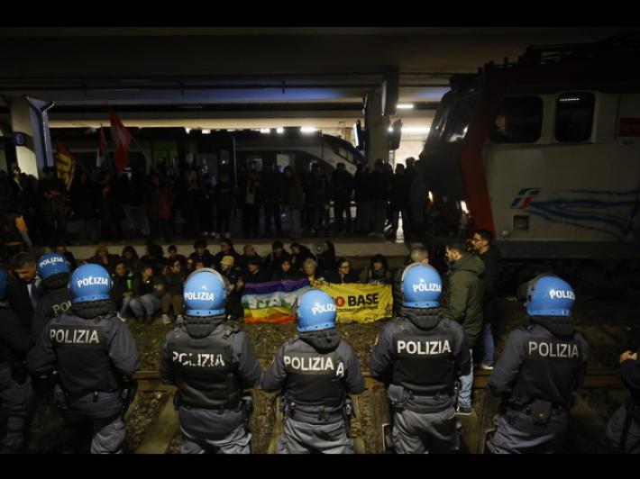 Manifestanti sui binari a Pisa, conclusa la protesta