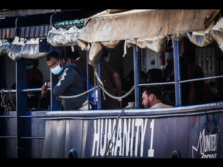 Migranti, giudice sospende stop e sanzione per la nave Humanity 1