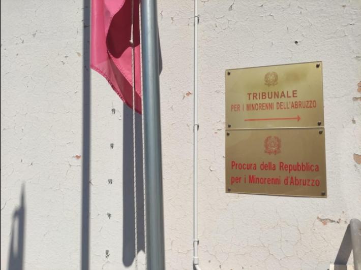 Inveisce e minaccia giudice nel Tribunale per i minorenni dell'Aquila