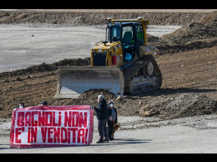 Blitz attivisti della rete 'No America's Cup' in cantiere a Bagnoli