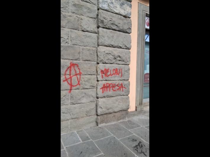 Scritte contro Giorgia Meloni su muri nel centro di Massa