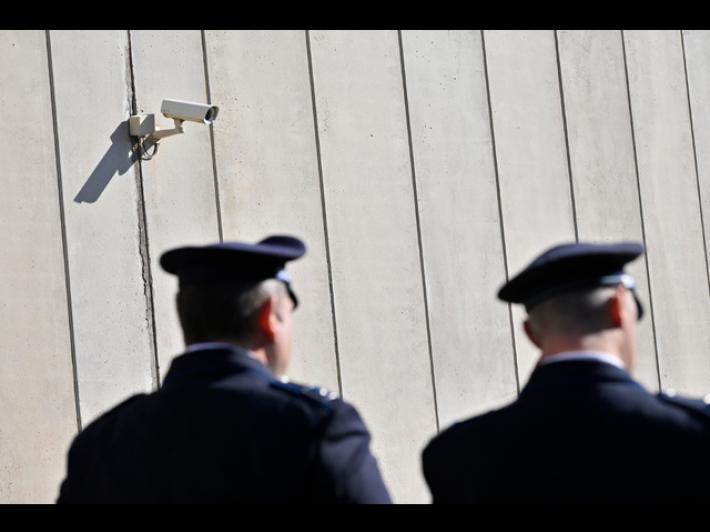 Salvano un detenuto dalle fiamme, quattro agenti intossicati a Biella