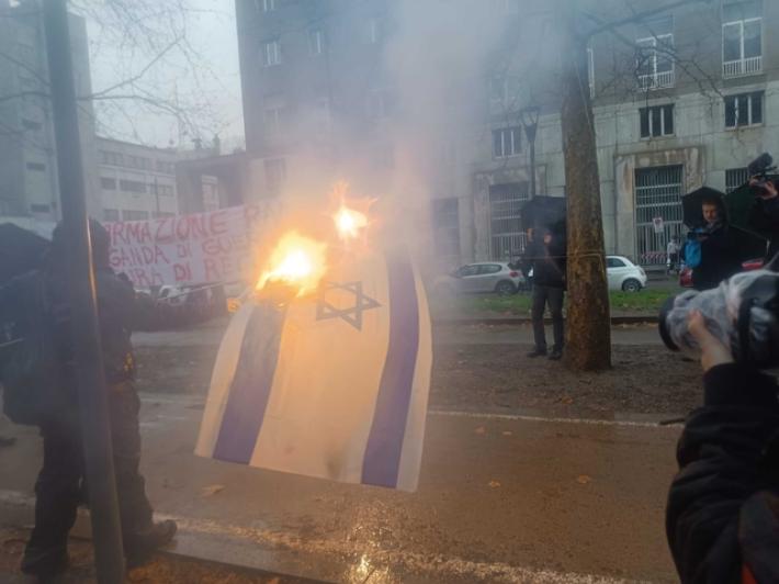 Corteo per Dax a Milano, bruciata una bandiera di Israele