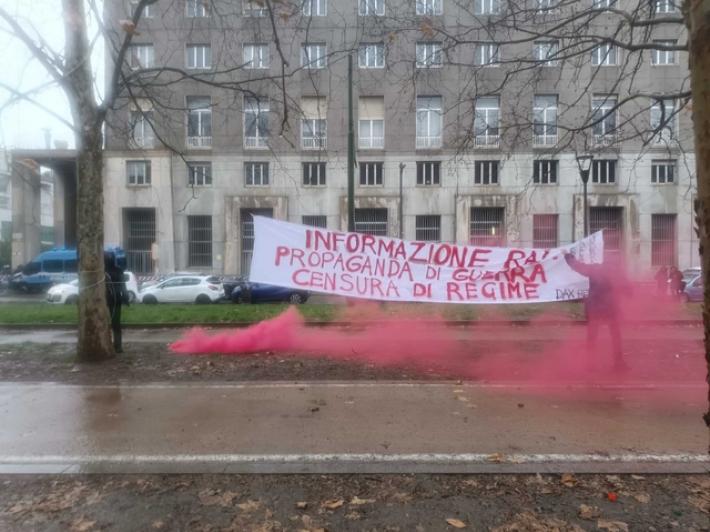 Il corteo per Dax arriva al Palasharp, slogan contro Israele e Stati Uniti