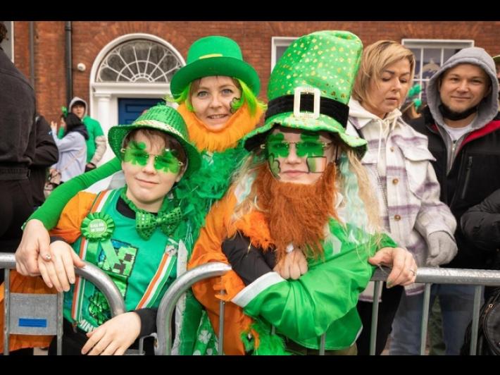 Irlanda in festa per San Patrizio ma tutto il mondo si tinge di verde