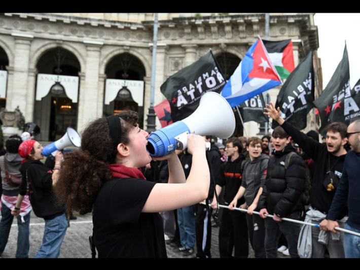 Corteo a Roma, bruciata foto di Trump e l'immagine di una bandiera Usa