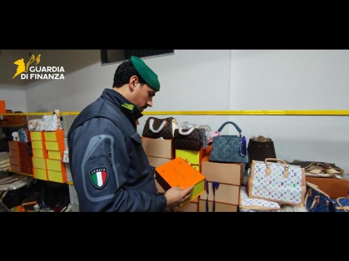 Scoperto centro commerciale del falso da 530 mq nel Napoletano