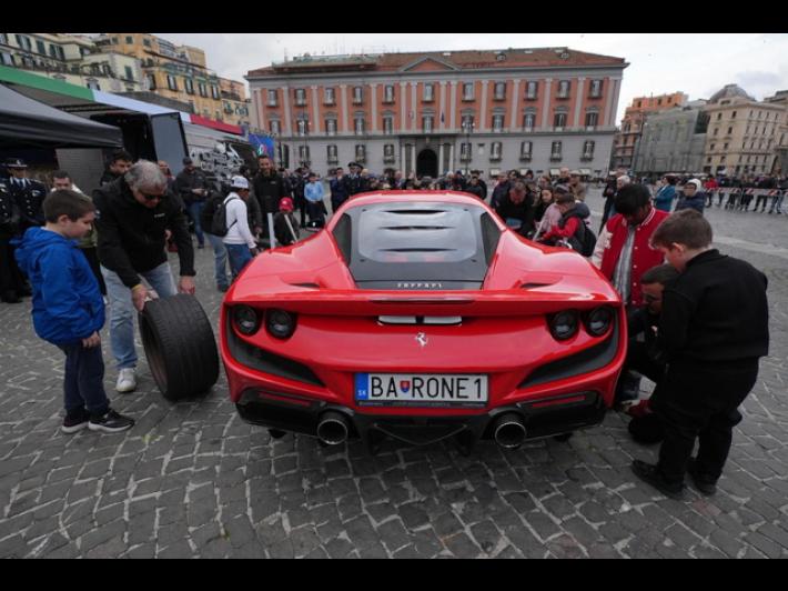 >ANSA-BOX/Meccanici per un giorno, il sogno Ferrari coronato dai ragazzi Down