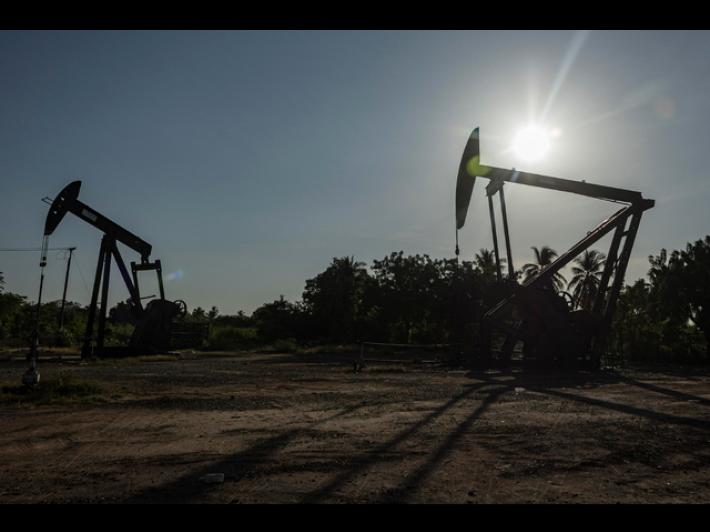 Il petrolio torna a salire, +1,98% a 100,66 dollari