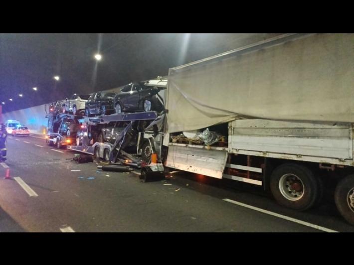 Scontro tra mezzi pesanti in una galleria in A1, morto un camionista