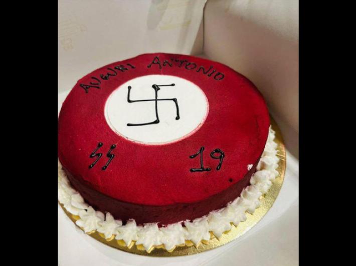 Torta di compleanno con una svastica, 'il padre voleva fare uno scherzo al figlio'