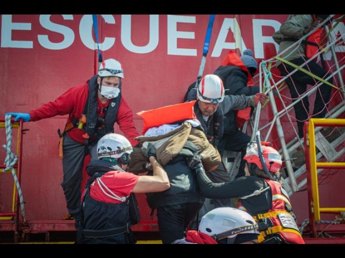 Sbarcati a Civitavecchia i 123 naufraghi soccorsi dall'imbarcazione di Emergency