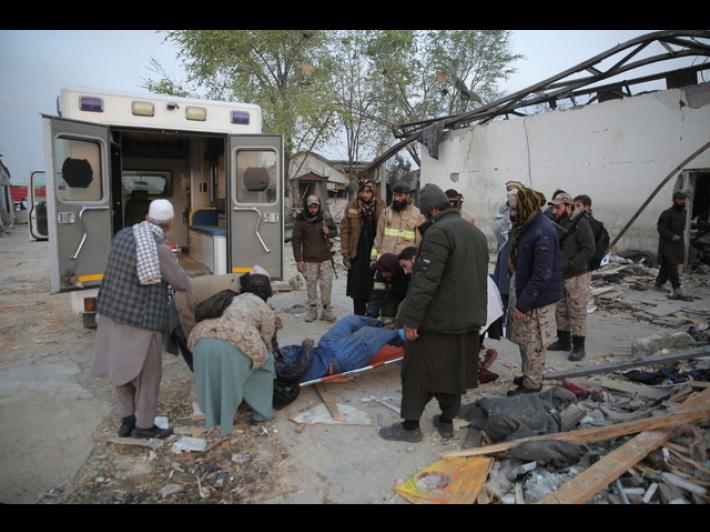 Kabul, 'centinaia morti in raid su centro medico'. Pakistan nega