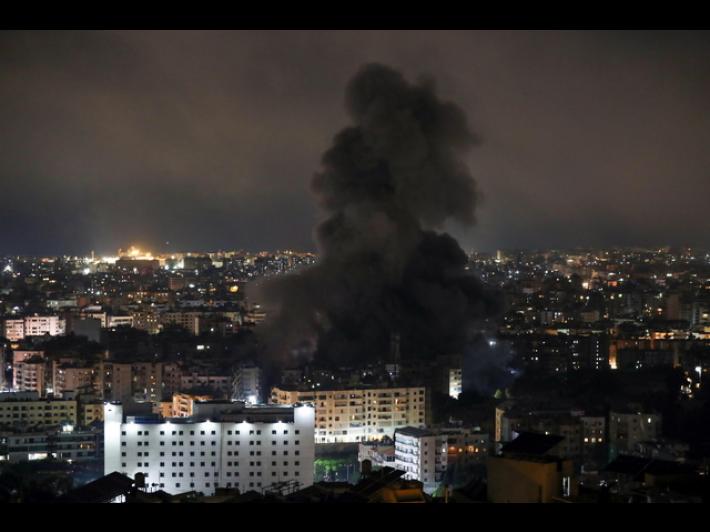 Aerei israeliani bombardano tre quartieri di Beirut