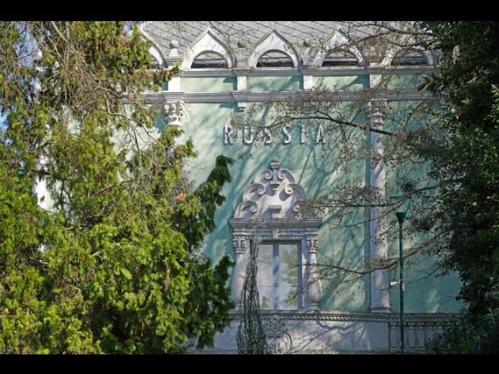 La Biennale assicura il rispetto delle sanzioni, ma Giuli valuta le carte