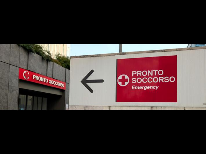 Incidente in centro a Bologna, una donna investita da un autobus