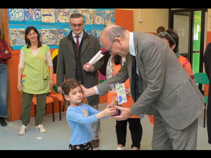 Valditara, alla firma del terzo contratto 416 euro in pi&ugrave; in media al mese