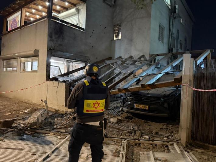 Due feriti gravi, una stazione devastata a Tel Aviv in un attacco dall'Iran