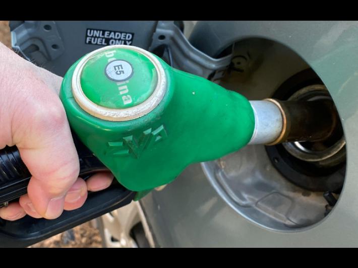 Via libera del Cdm al decreto per tagliare il prezzo dei carburanti