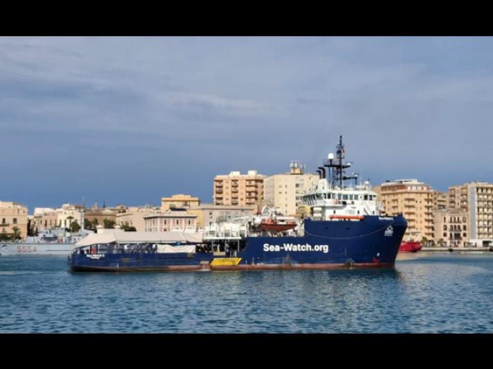 Sea Watch attracca a Trapani, 57 i migranti a bordo