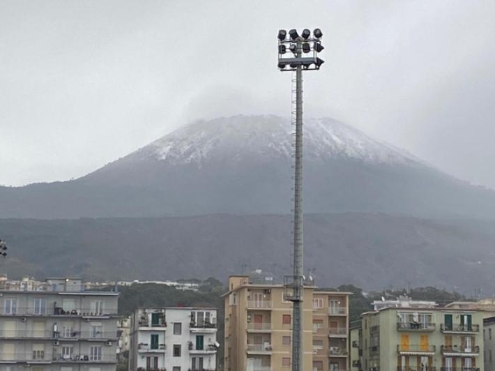 Gi&ugrave; le temperature, imbiancato il Vesuvio