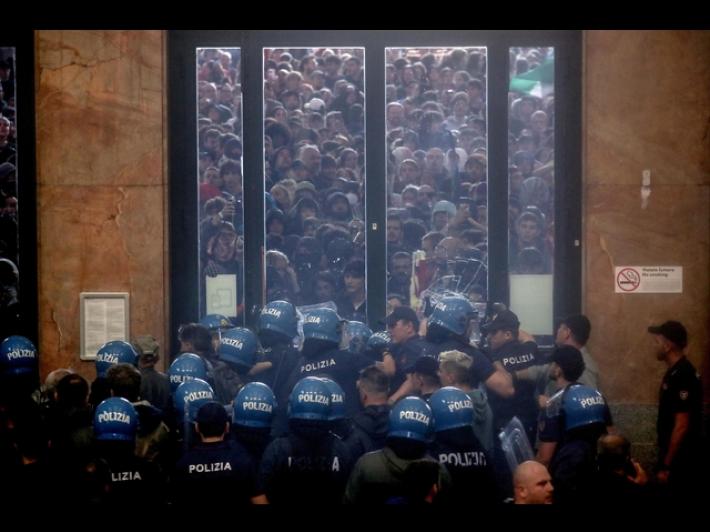 Scontri al corteo proPal a Milano, 6 misure cautelari e altri 8 indagati