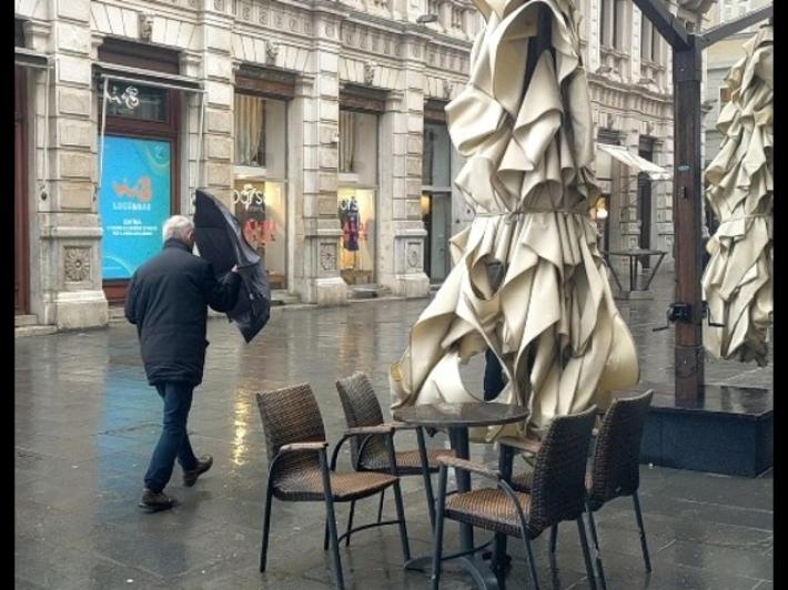 Bora si intensifica, attese raffiche fino a 110 km/h a Trieste