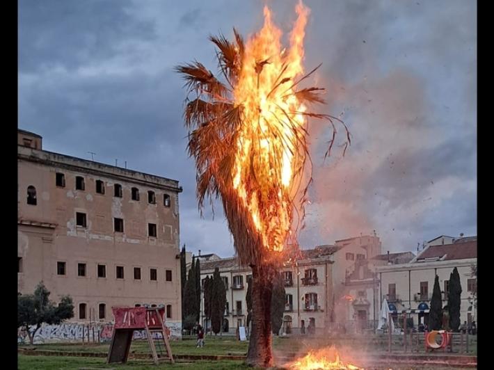 Vampe a Palermo, lanci di pietre e bottiglie per proteggere le cataste di legna