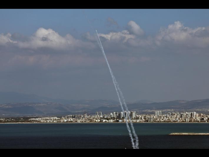 Raffineria di Haifa colpita da bomba a grappolo lanciata da Iran