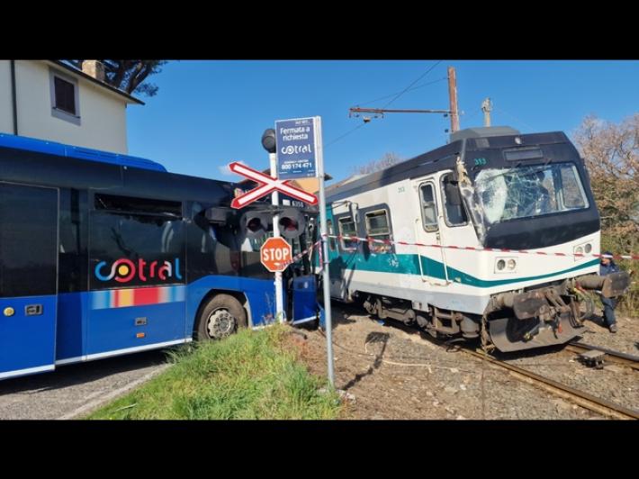 Treno contro autobus nel Viterbese, 5 feriti