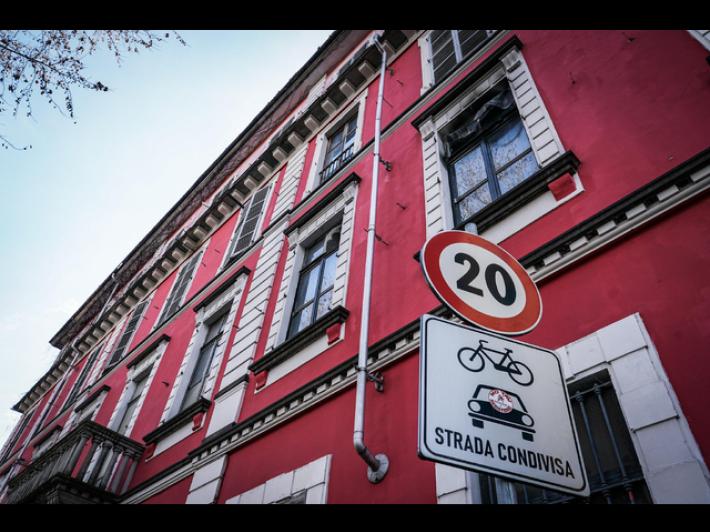 Antagonisti davanti all'Askatasuna, slogan contro le forze dell'ordine