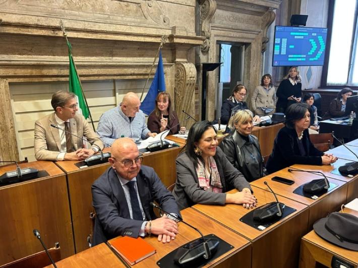 I consigli di Bandecchi in Aula, 'ecco cosa vuol dire vestirsi bene'