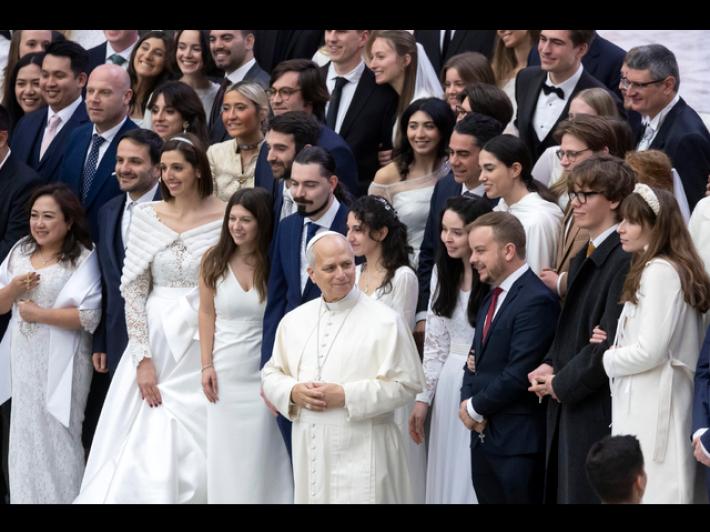 Il Papa, 'aiutiamo i giovani ad essere attratti dal matrimonio'