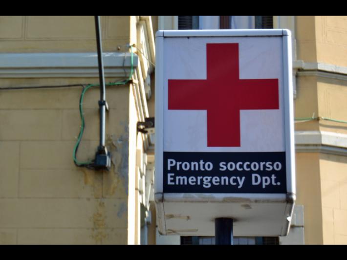 Lite per la mancanza d'acqua, 33enne strappa orecchio a proprietario casa