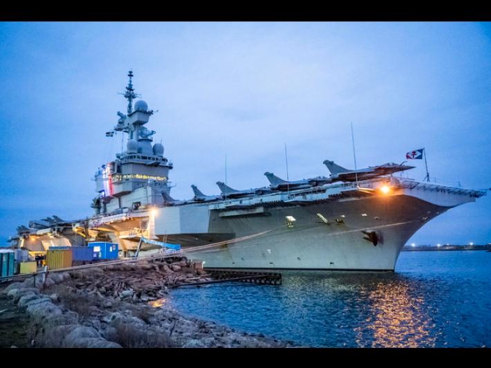 La portaerei francese localizzata grazie alla app usata da un suo marinaio