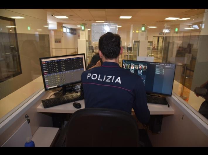 Turista preso a sprangate in centro a Firenze per rapina