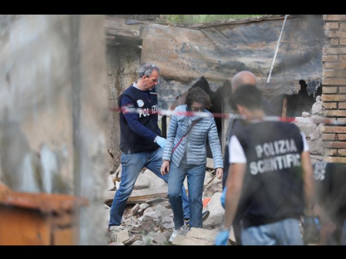 Morti in crollo casale, ipotesi &egrave; che stessero maneggiando ordigno