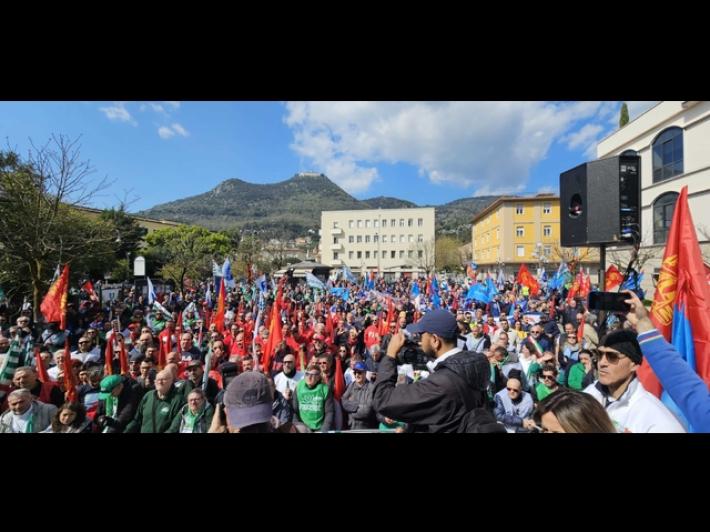 Migliaia in corteo a Cassino per difendere lo stabilimento Stellantis