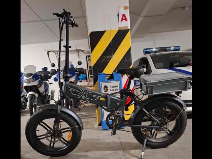 In sella a bici elettrica a 40 chilometri orari, multa da 600 euro