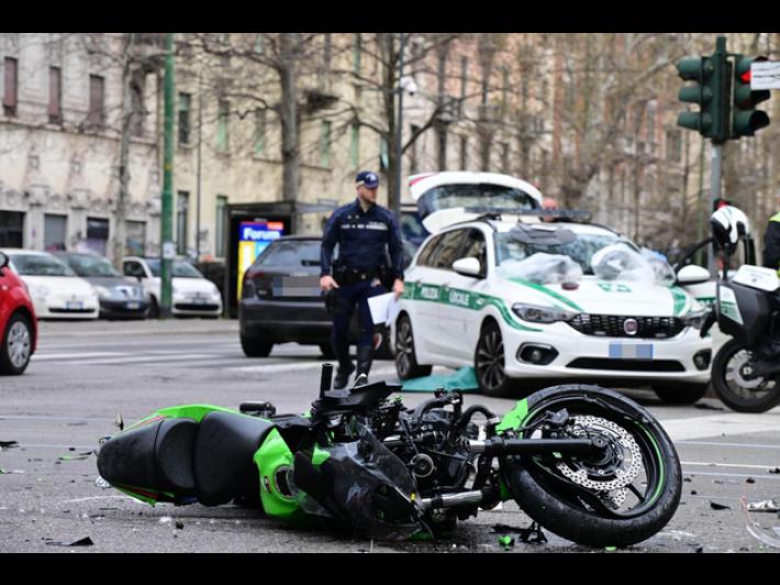 Incidente con due morti a Milano, 'la moto &egrave; passata con il semaforo rosso'
