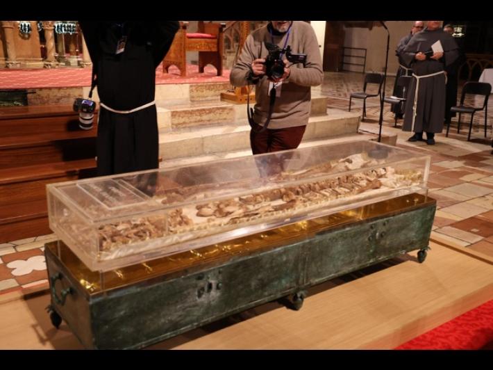 Fatta per visione pi&ugrave; naturale possibile la teca con le spoglie di S. Francesco