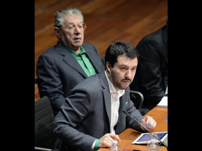 Coro a Pontida contro Salvini, 'molla la camicia verde, vergogna'