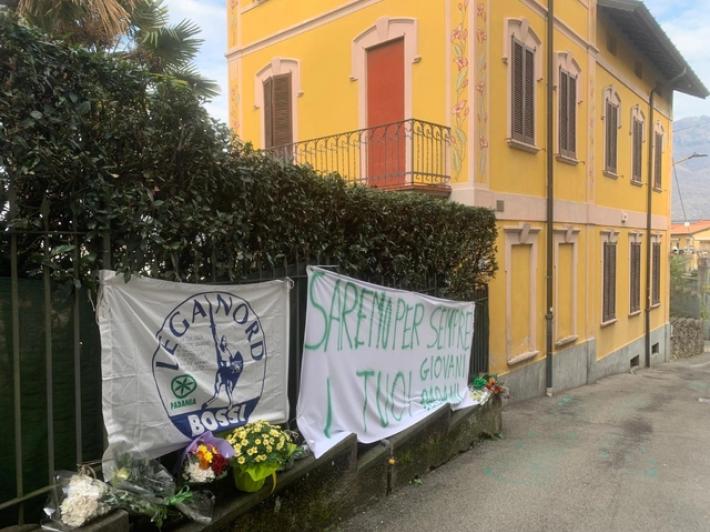 A Pontida gi&agrave; centinaia di militanti della Lega per l'ultimo saluto a Bossi. Cori contro Matteo Salvini 