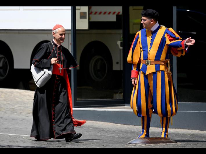 Maratona di Roma, il cardinale Vesco ha tagliato il traguardo