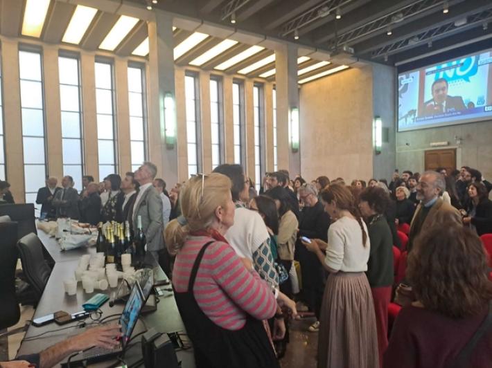 Abbracci e lacrime di gioia tra i magistrati a Milano per vittoria del No