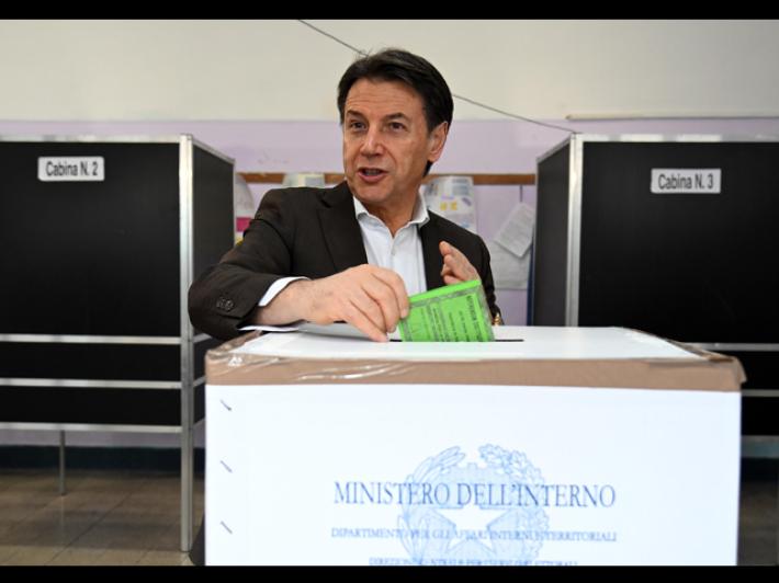 Conte sul referendum, ce l'abbiamo fatta, viva la Costituzione